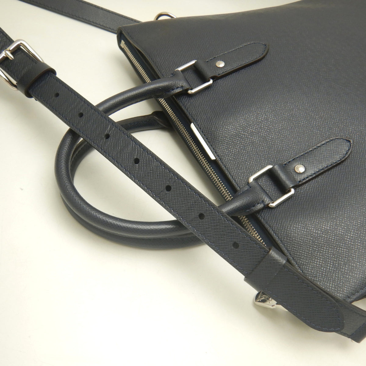 Louis Vuitton Navy Blue Taiga Leather Tote Bag (Pre-Owned)