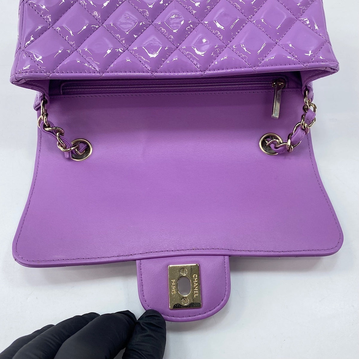 Chanel Purple Leather Shoulder Bag (Pre-Owned)