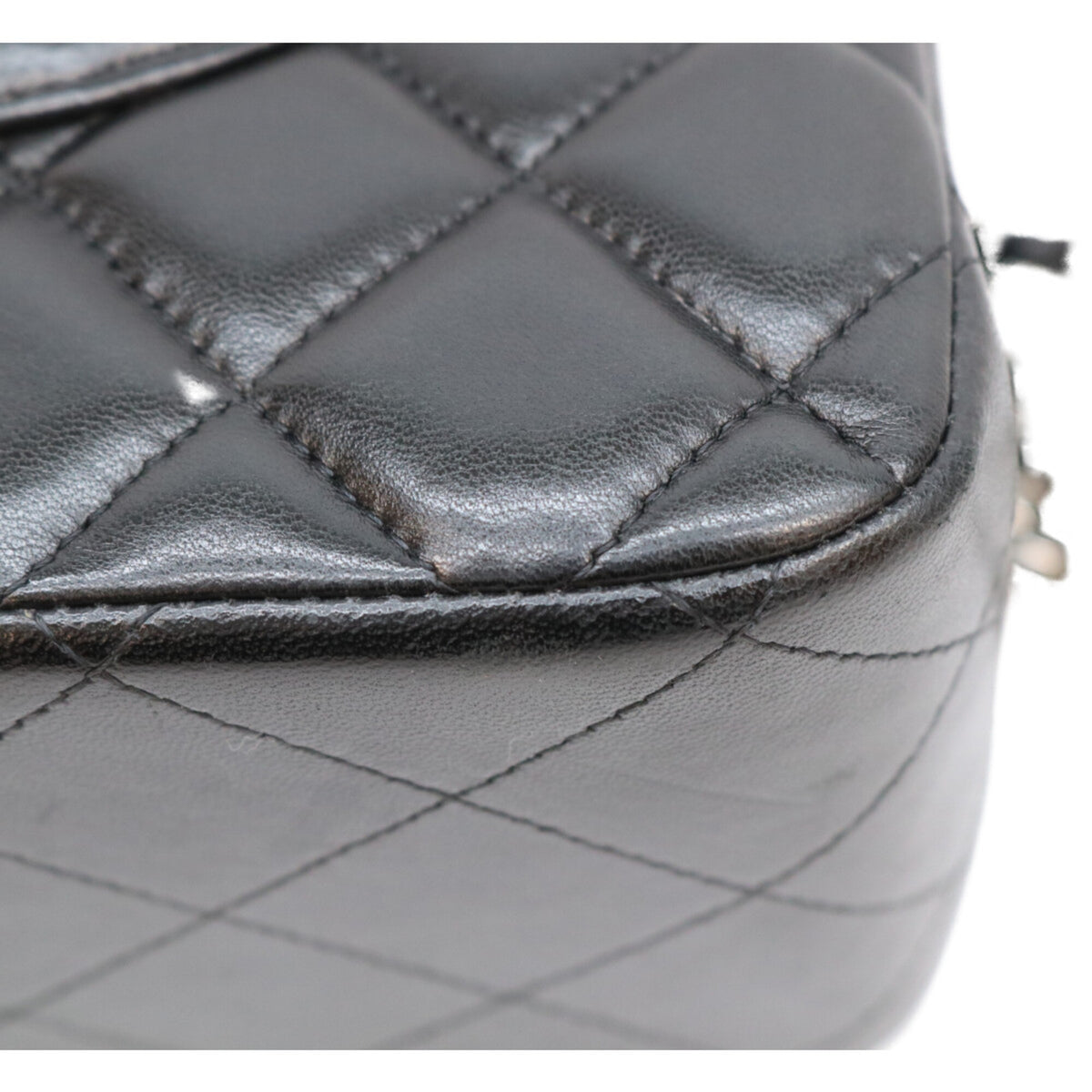 Chanel Black Leather Shoulder Bag (Pre-Owned)
