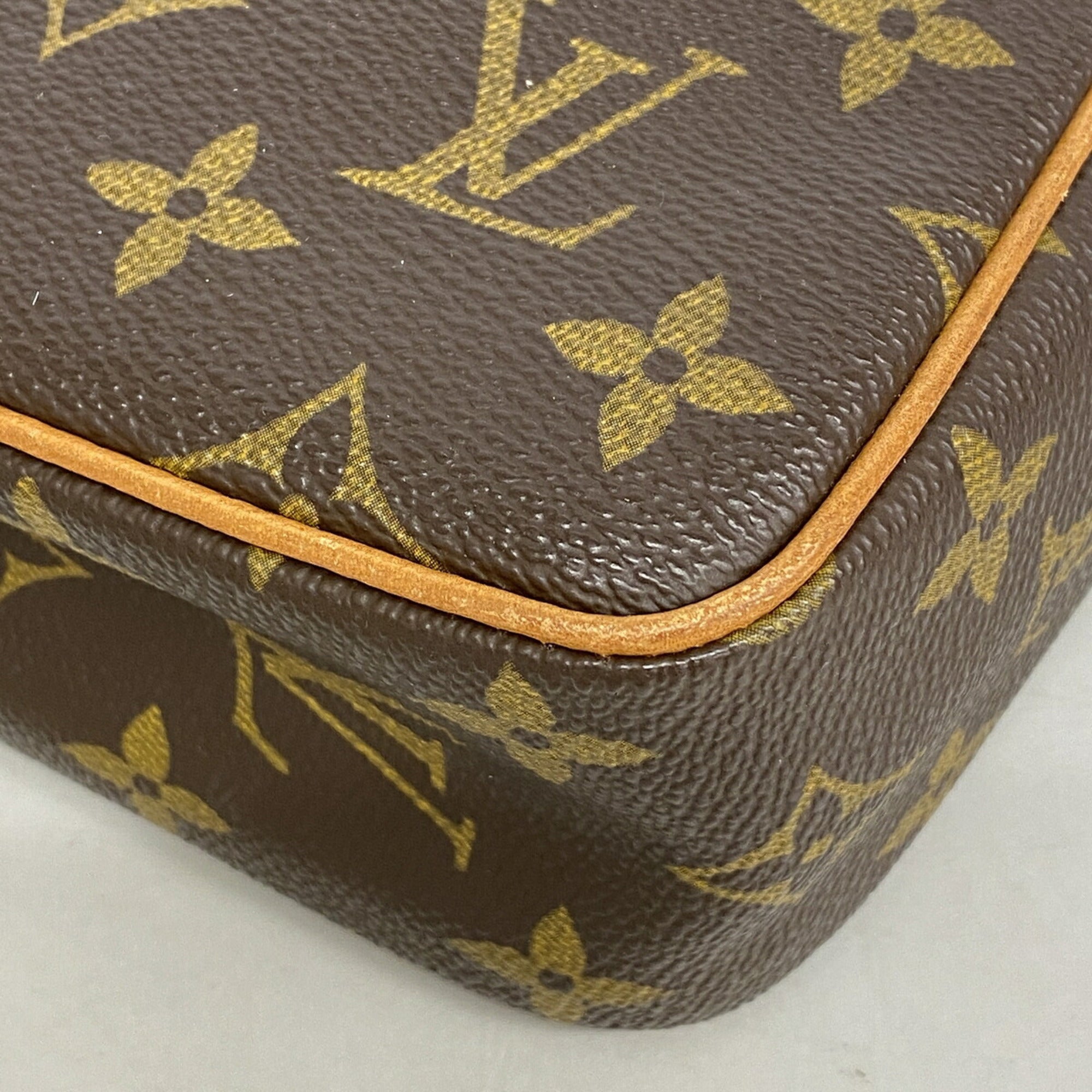 Louis Vuitton Brown Clutch Bag (Pre-Owned)