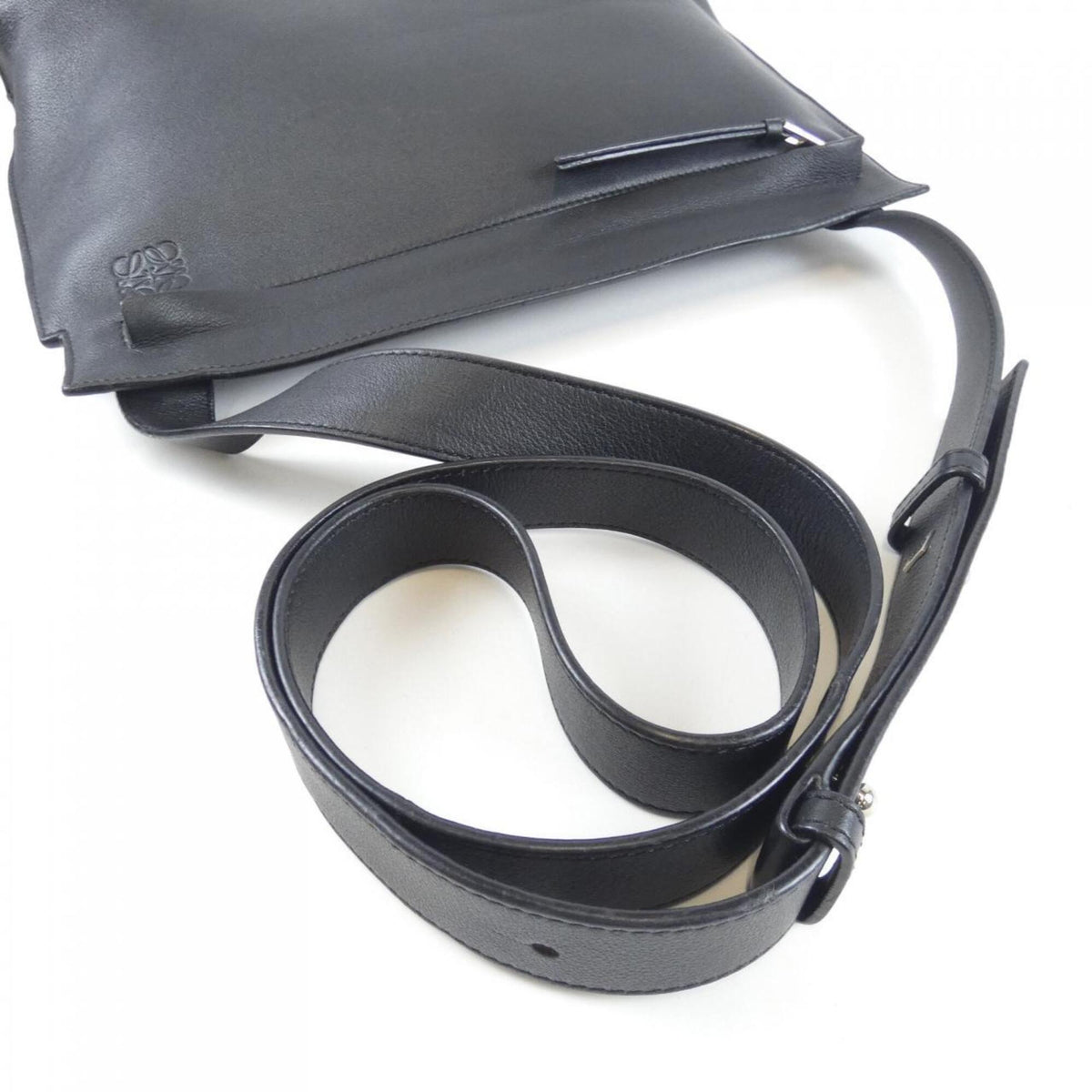 Loewe Black Leather Shoulder Bag (Pre-Owned)