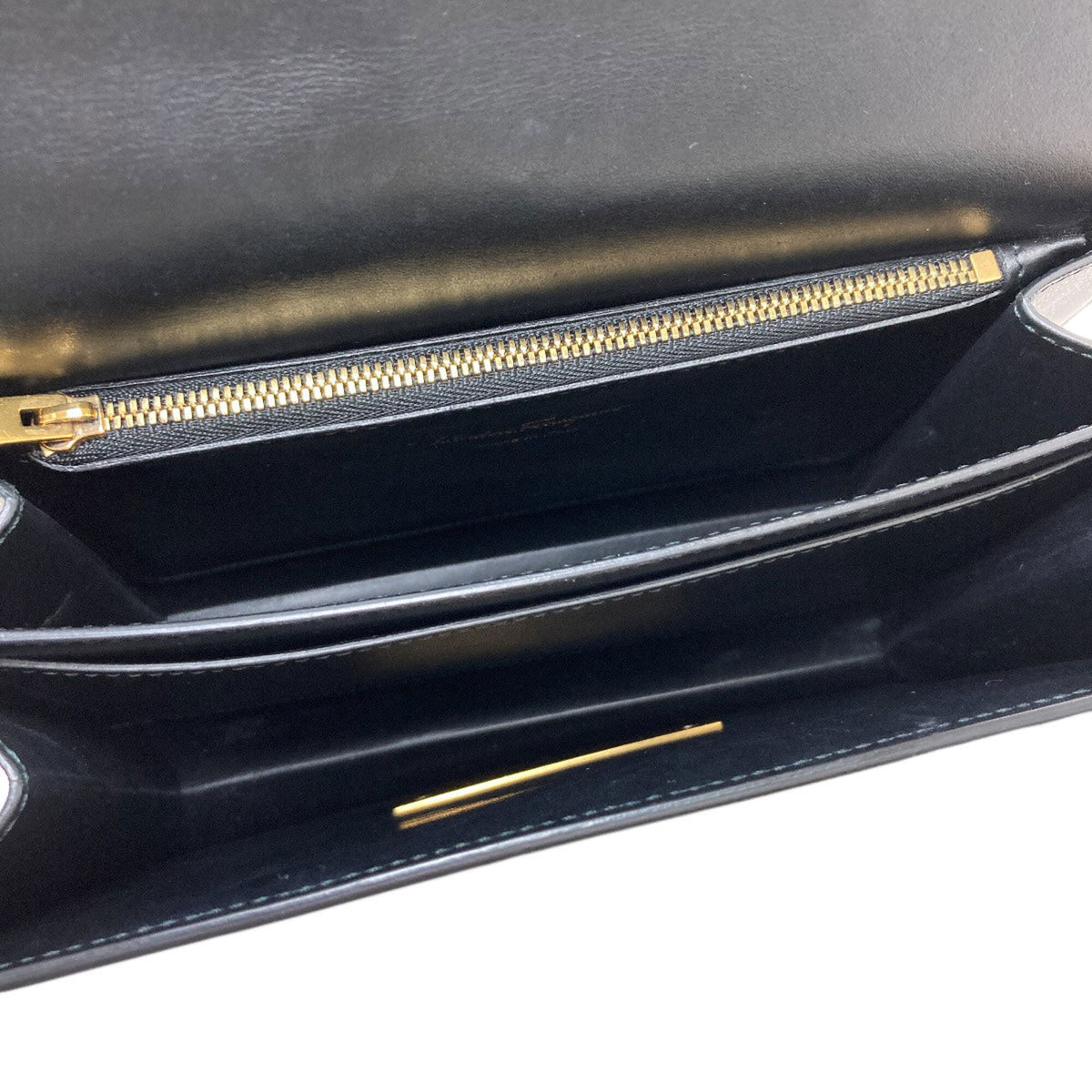 Salvatore Ferragamo Black Leather Shoulder Bag (Pre-Owned)