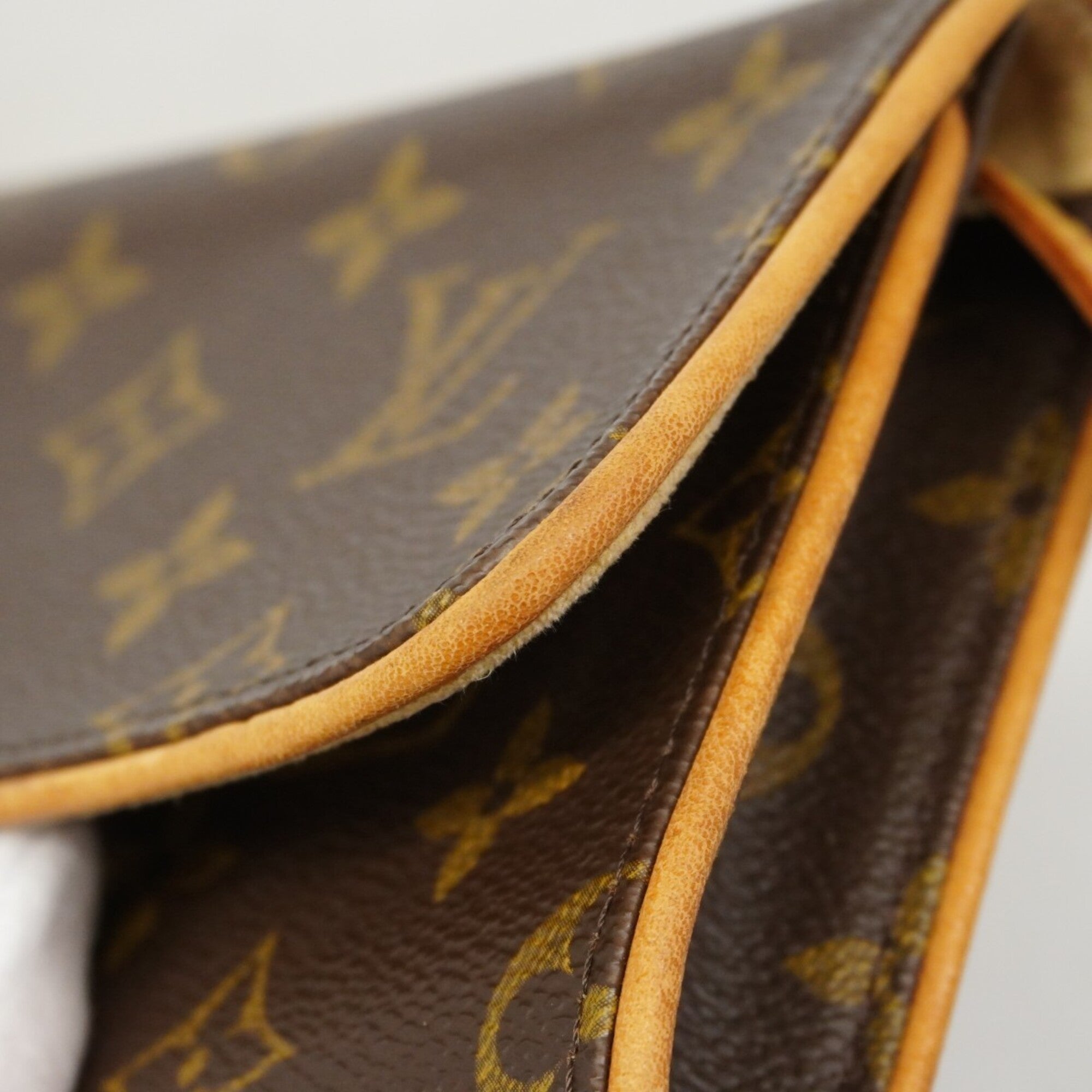 Louis Vuitton Brown Shoulder Bag (Pre-Owned)