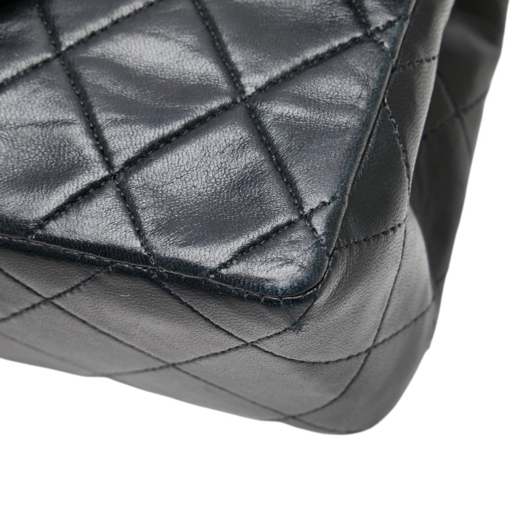 Chanel Black Leather Shoulder Bag (Pre-Owned)