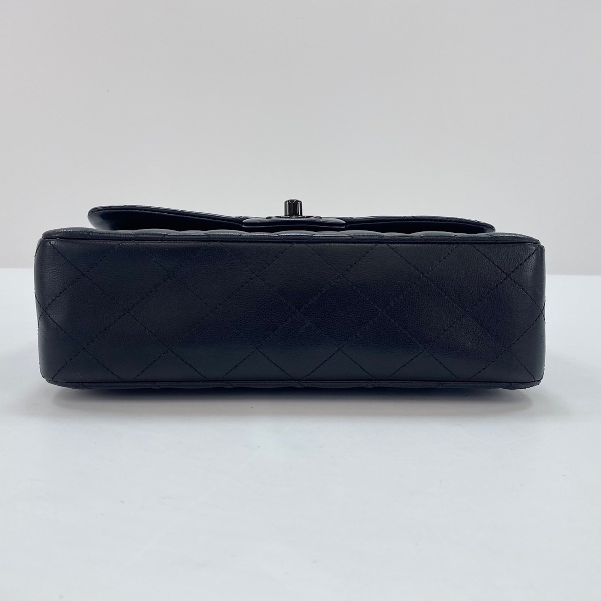 Chanel Black Shoulder Bag (Pre-Owned)