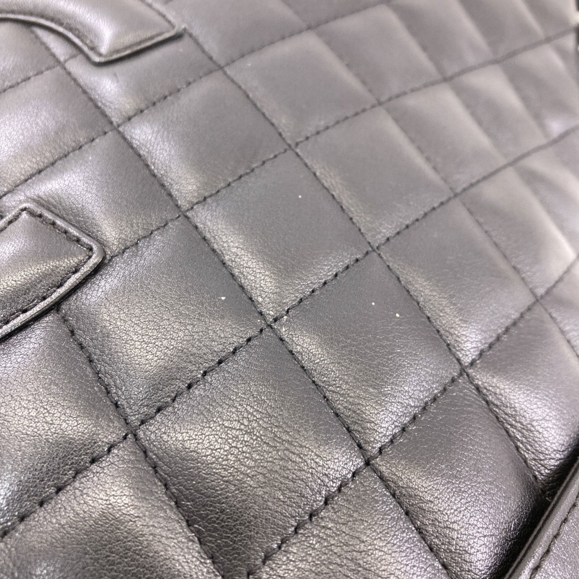 Chanel Black Leather Shoulder Bag (Pre-Owned)