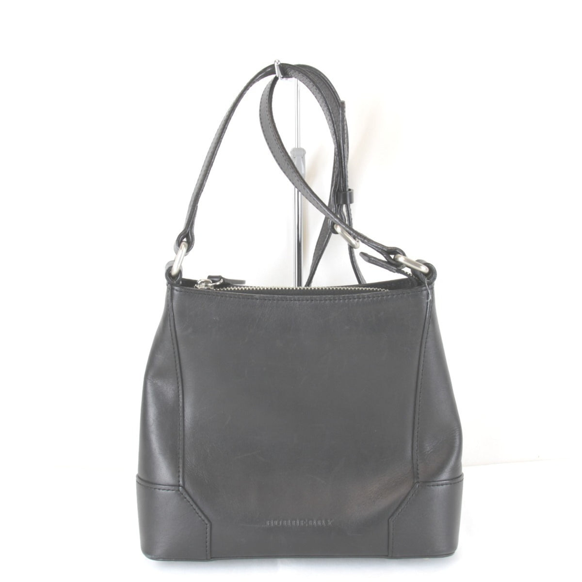 Burberry Black Leather Shoulder Bag (Pre-Owned)