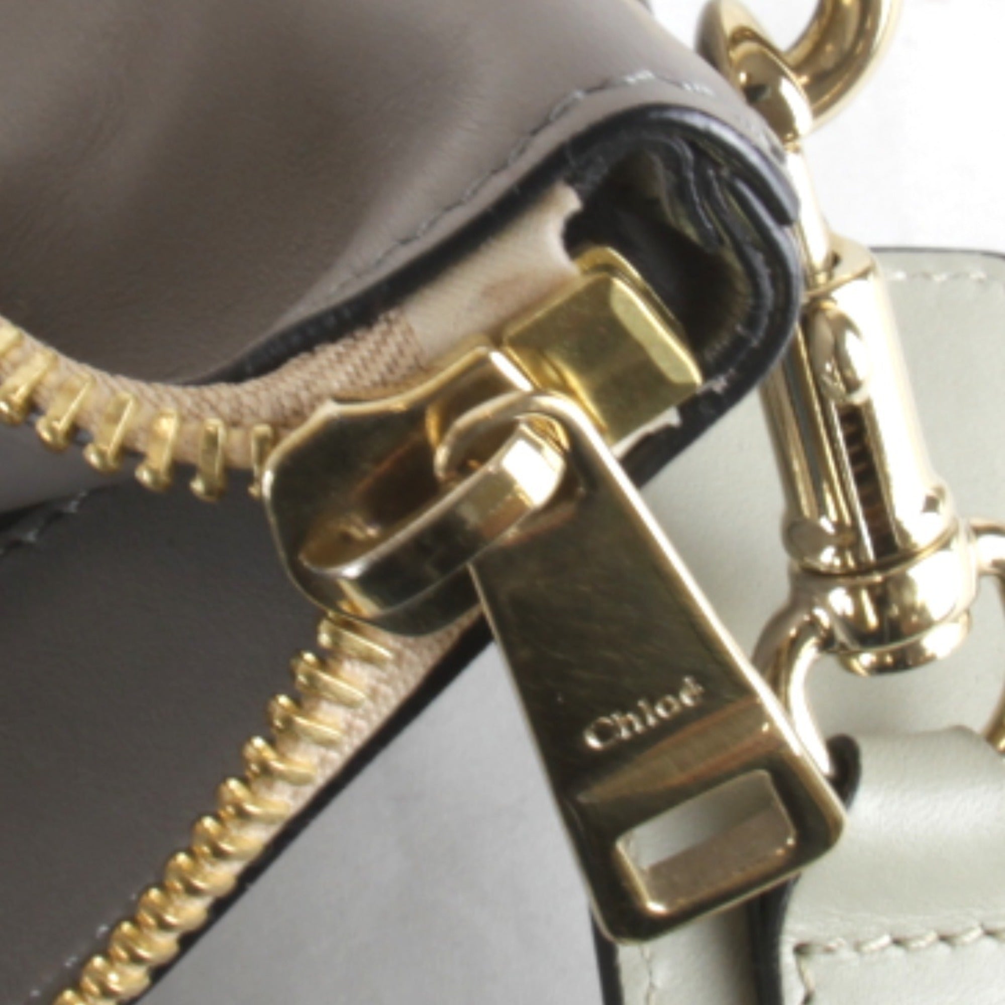 Chloé Gray Leather Handbag (Pre-Owned)