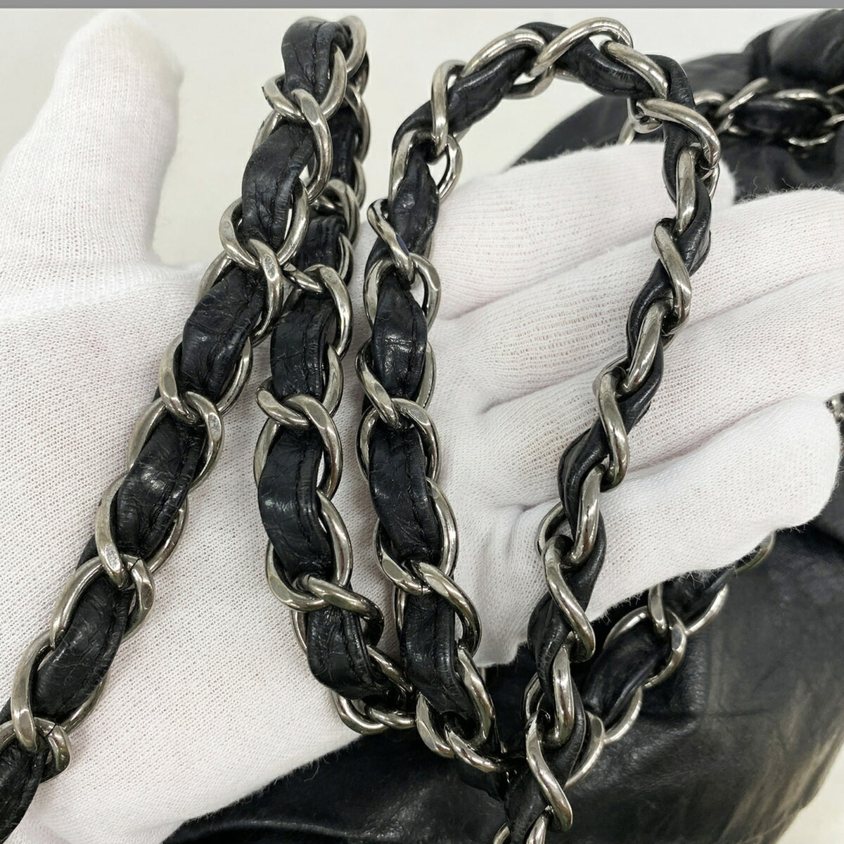Chanel Black Leather Shoulder Bag (Pre-Owned)