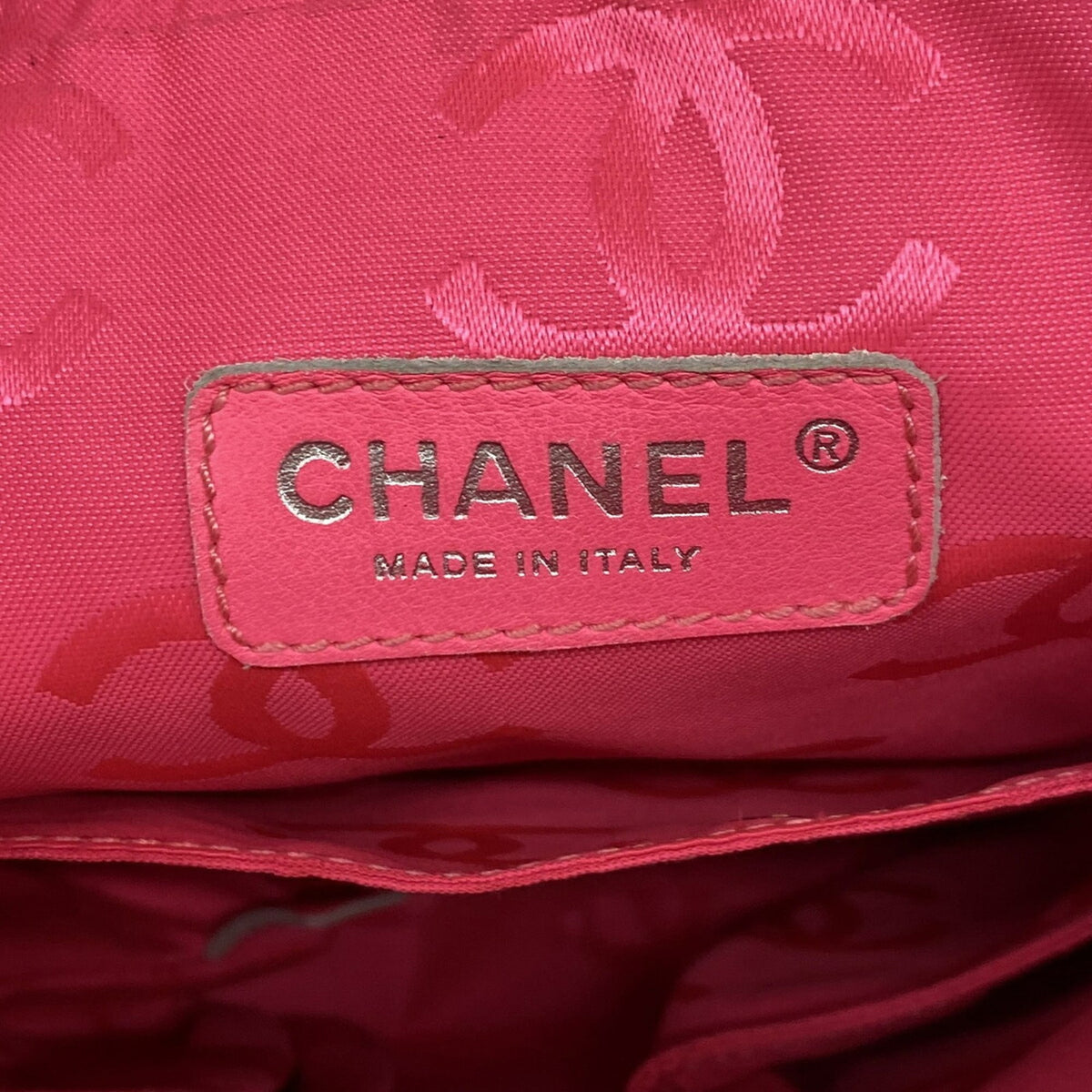 Chanel Black White Leather Shoulder Bag (Pre-Owned)