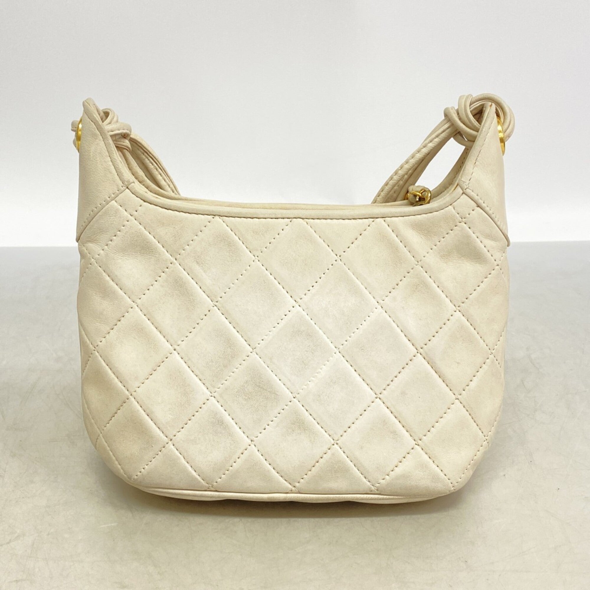 Chanel White Leather Shoulder Bag (Pre-Owned)