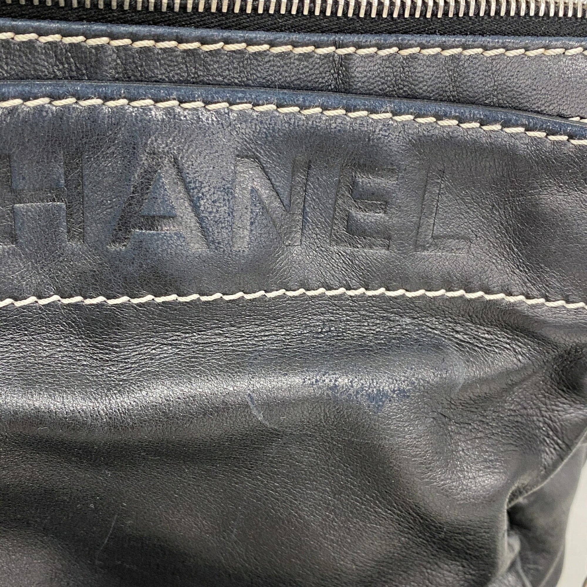 Chanel Black Leather Shoulder Bag (Pre-Owned)