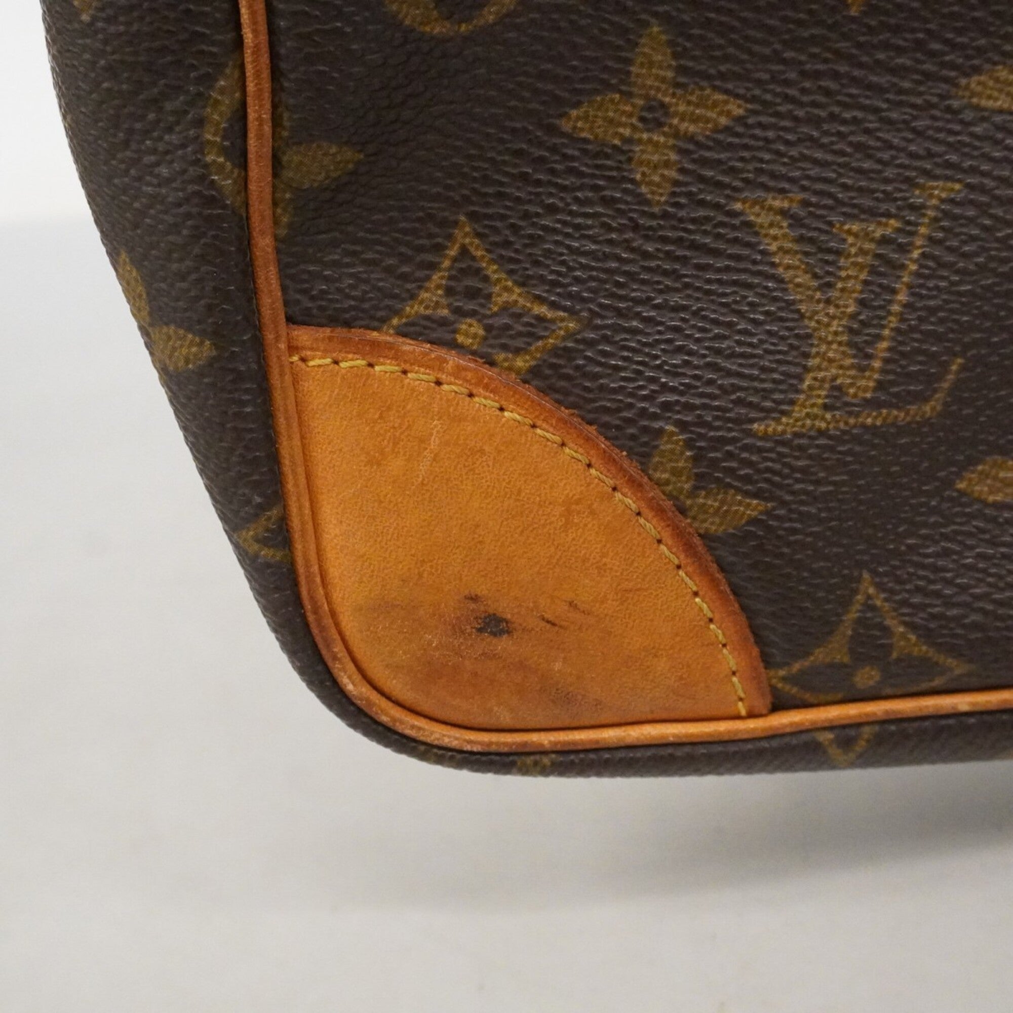 Louis Vuitton Brown Clutch Bag (Pre-Owned)