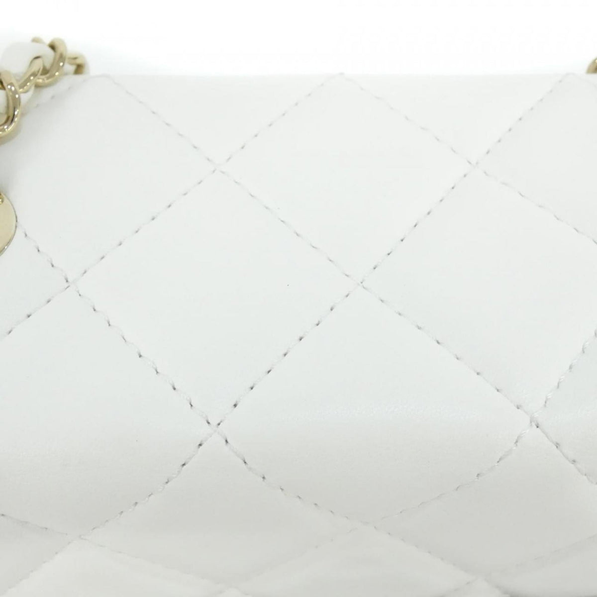 Chanel White Leather Shoulder Bag (Pre-Owned)