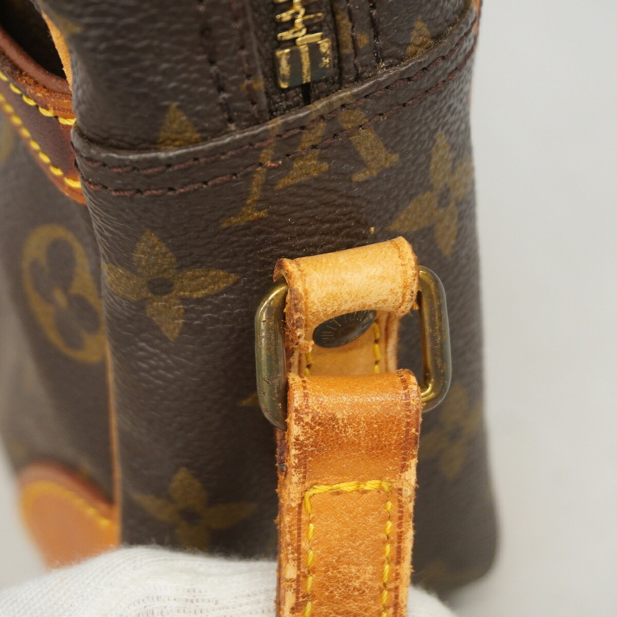 Louis Vuitton Brown Shoulder Bag (Pre-Owned)