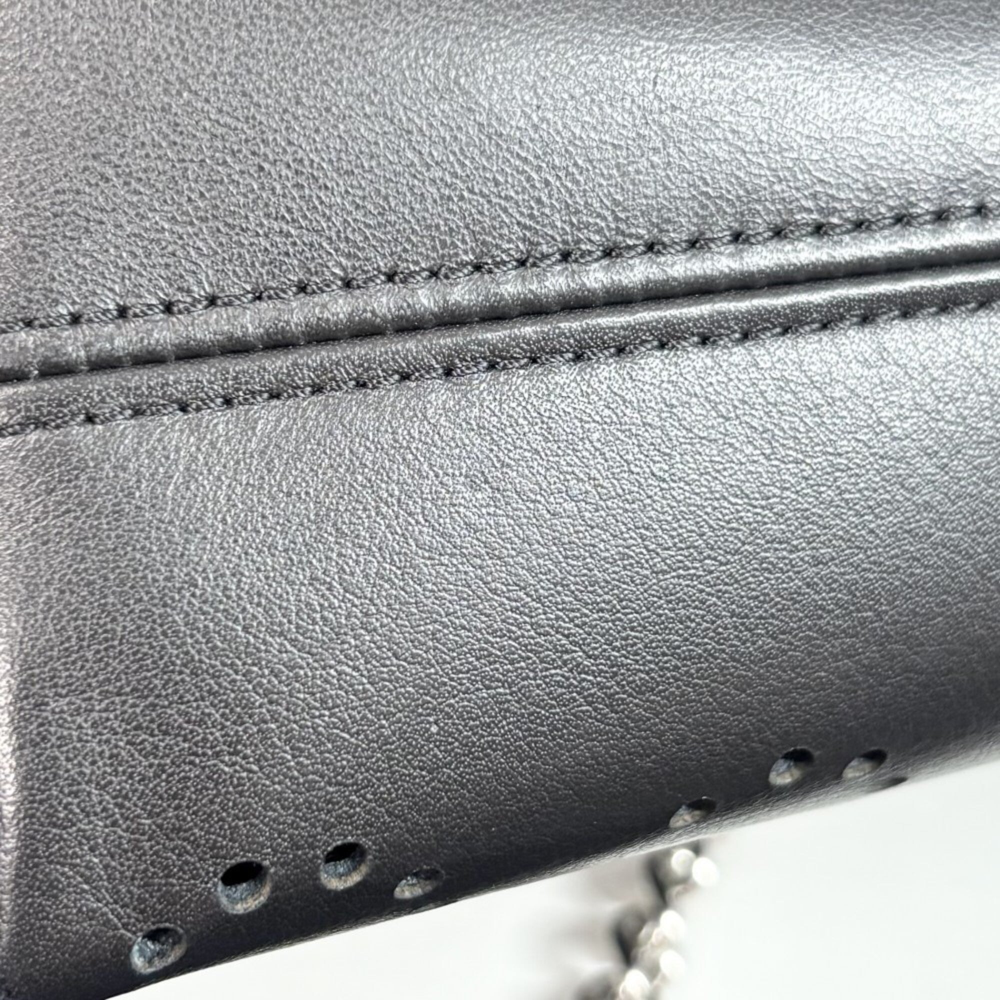 Chanel Black Leather Shoulder Bag (Pre-Owned)