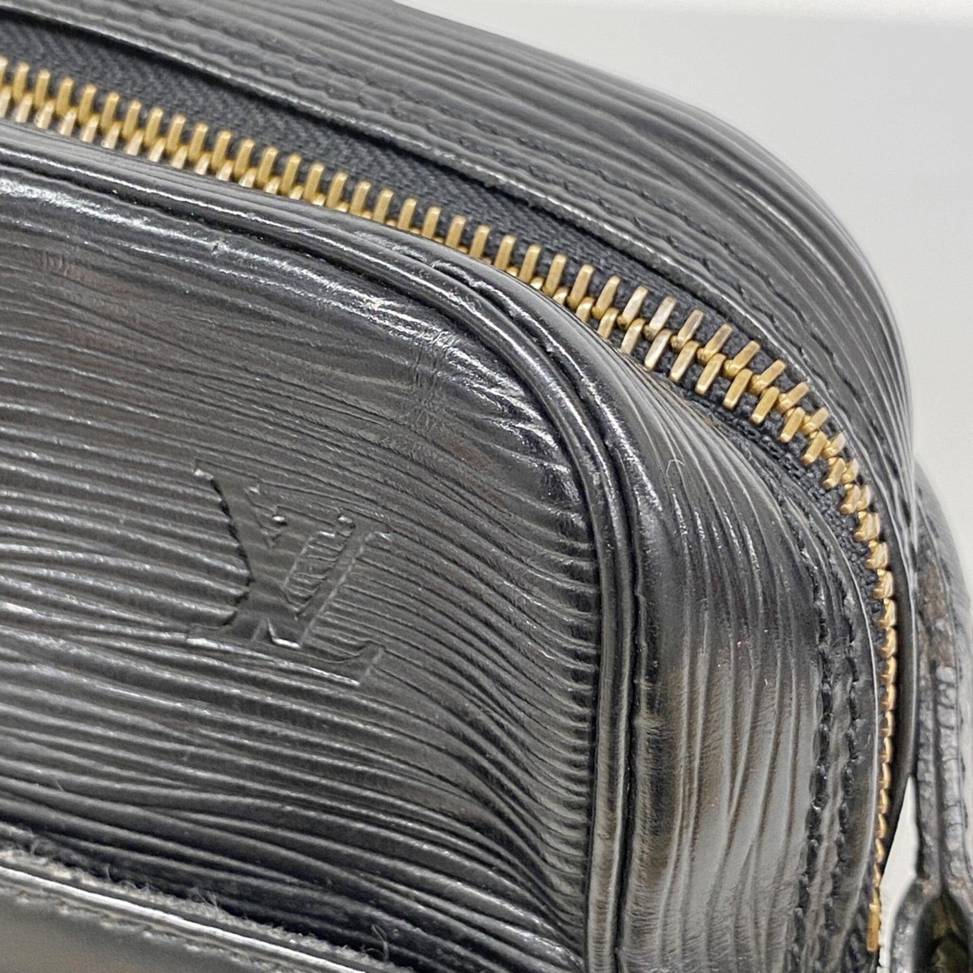Louis Vuitton Noir Shoulder Bag (Pre-Owned)