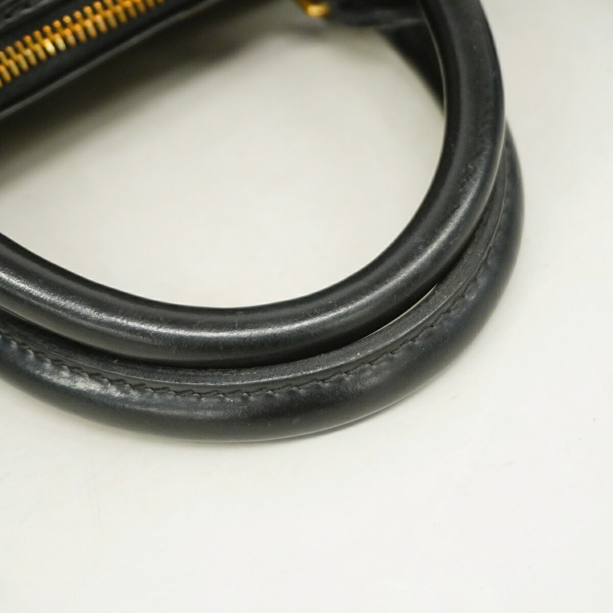 Louis Vuitton Noir Handbag (Pre-Owned)