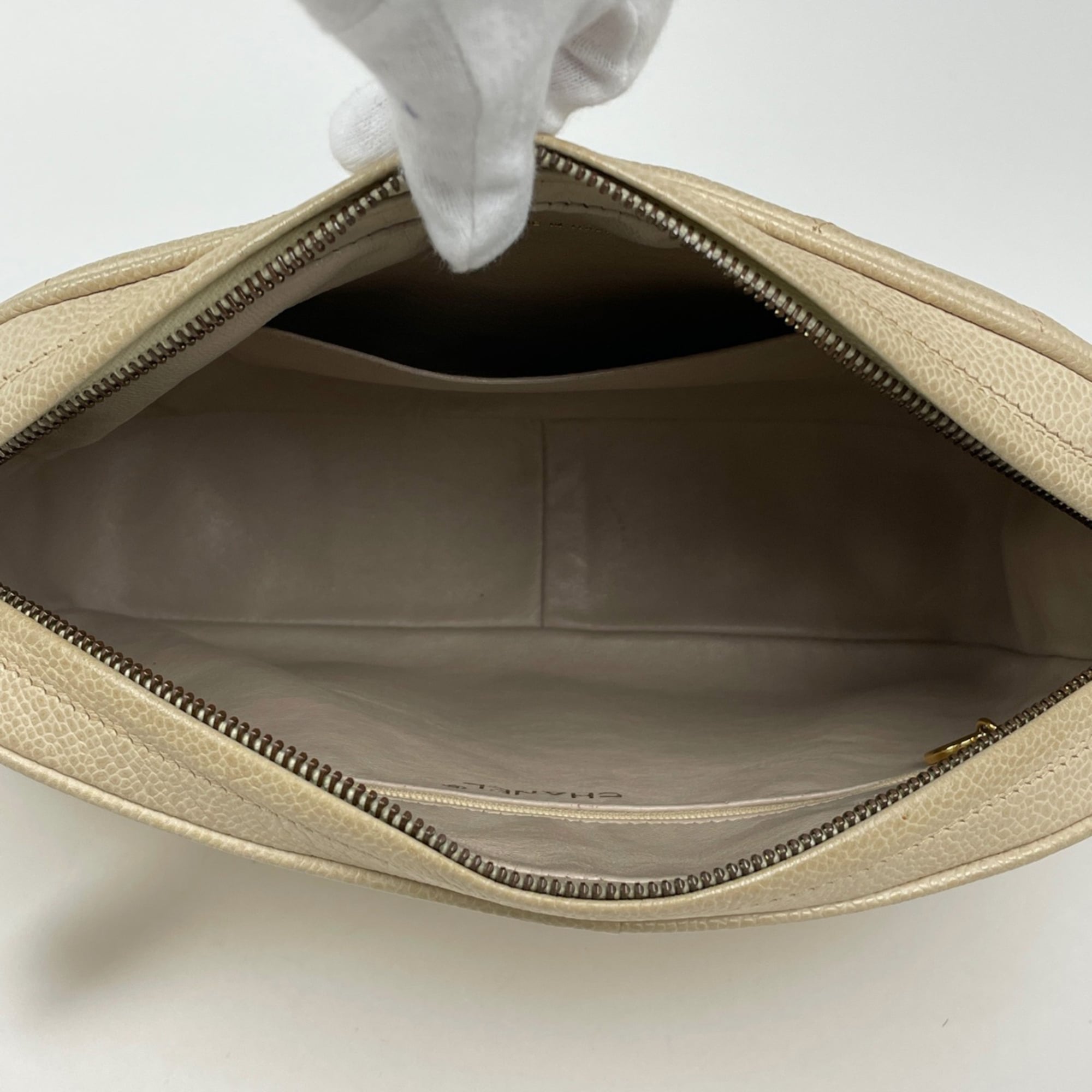 Chanel Matelasse Cream Leather Shoulder Bag (Pre-Owned)