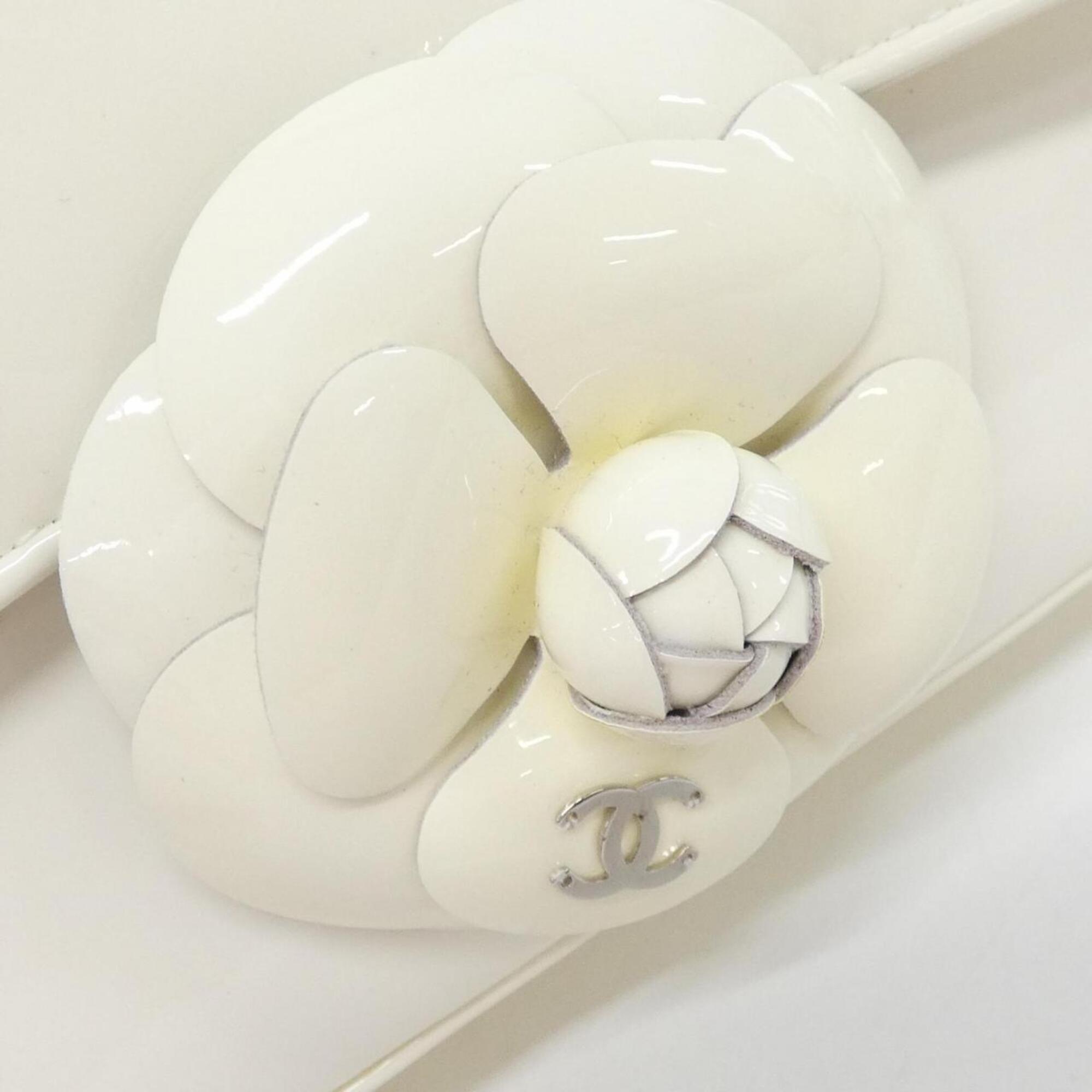 Chanel White Shoulder Bag (Pre-Owned)