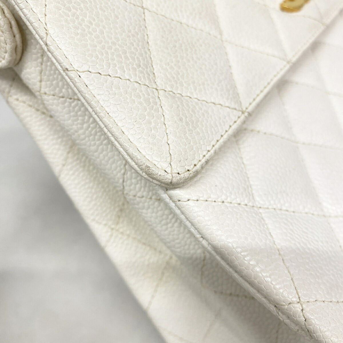 Chanel White Grained Calfskin Shoulder Bag (Pre-Owned)