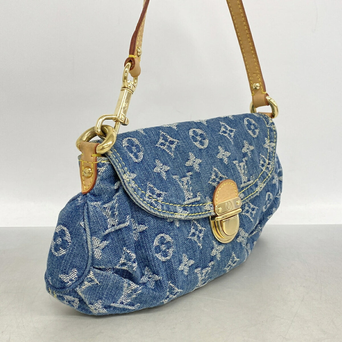 Louis Vuitton Blue Shoulder Bag (Pre-Owned)