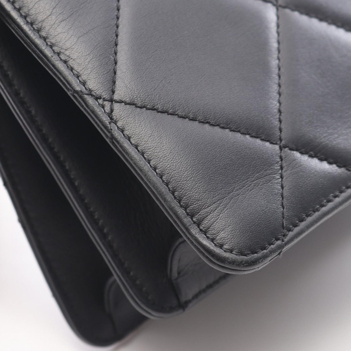 Chanel Black Leather Shoulder Bag (Pre-Owned)