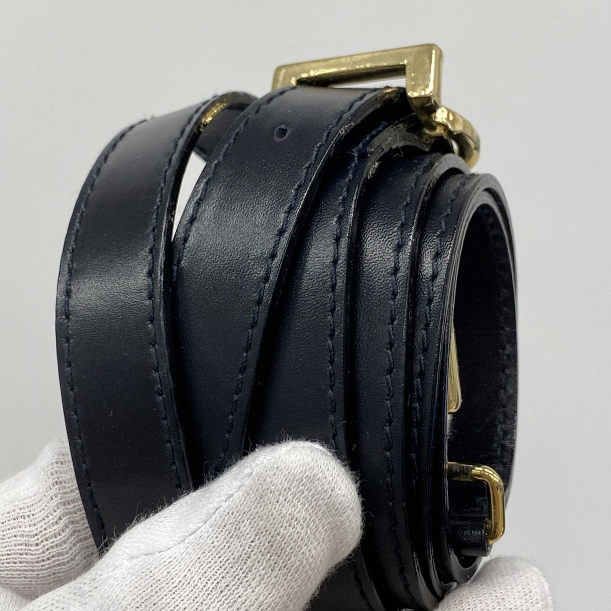 Salvatore Ferragamo Navy Leather Handbag (Pre-Owned)