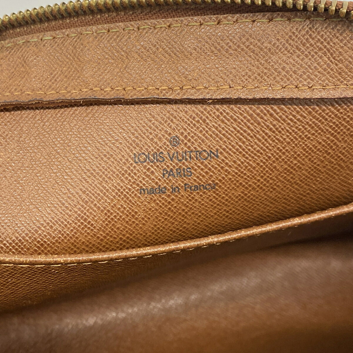 Louis Vuitton Brown Clutch Bag (Pre-Owned)