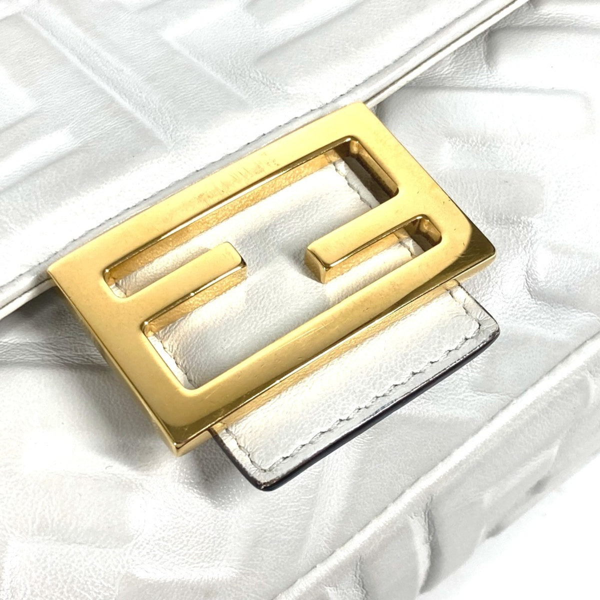 Fendi White Leather Shoulder Bag (Pre-Owned)