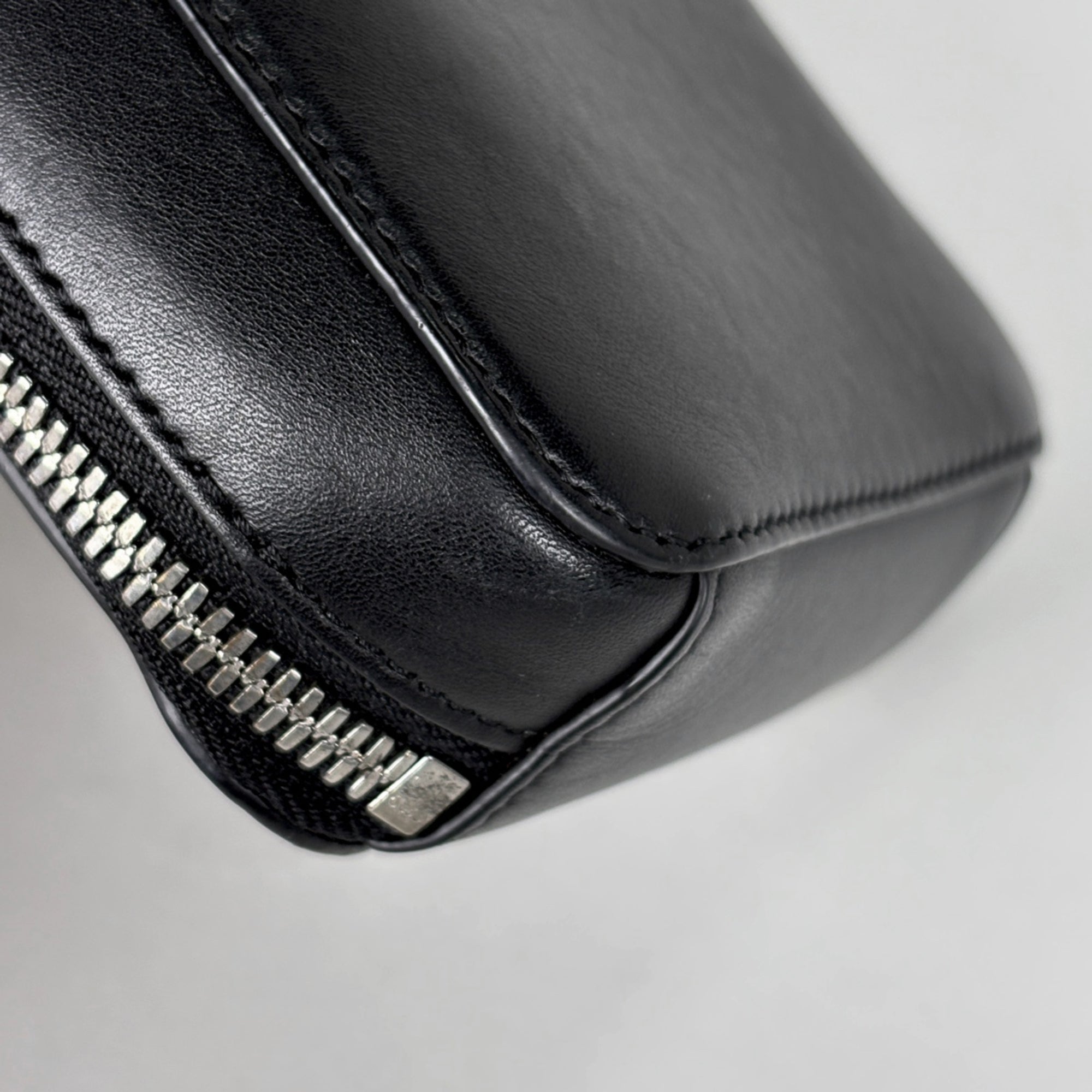 Loewe Black Leather Shoulder Bag (Pre-Owned)
