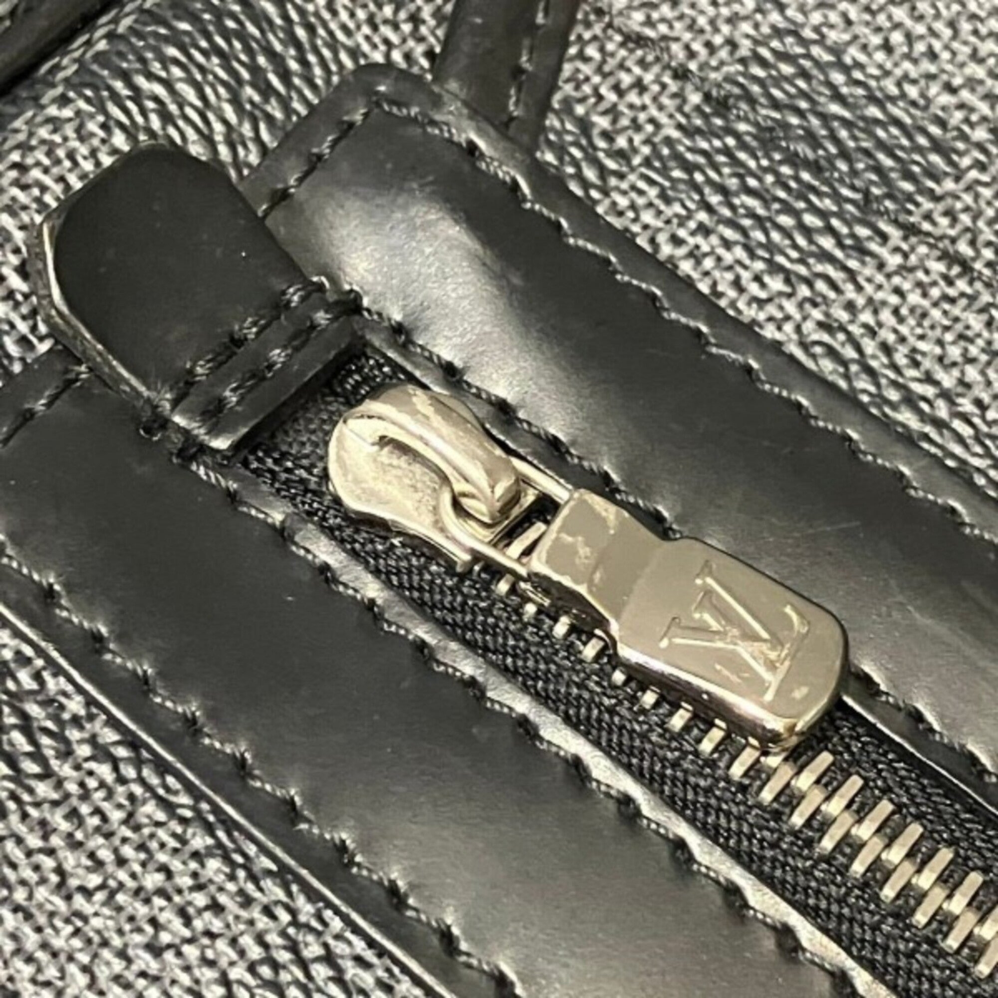Louis Vuitton Black Shoulder Bag (Pre-Owned)
