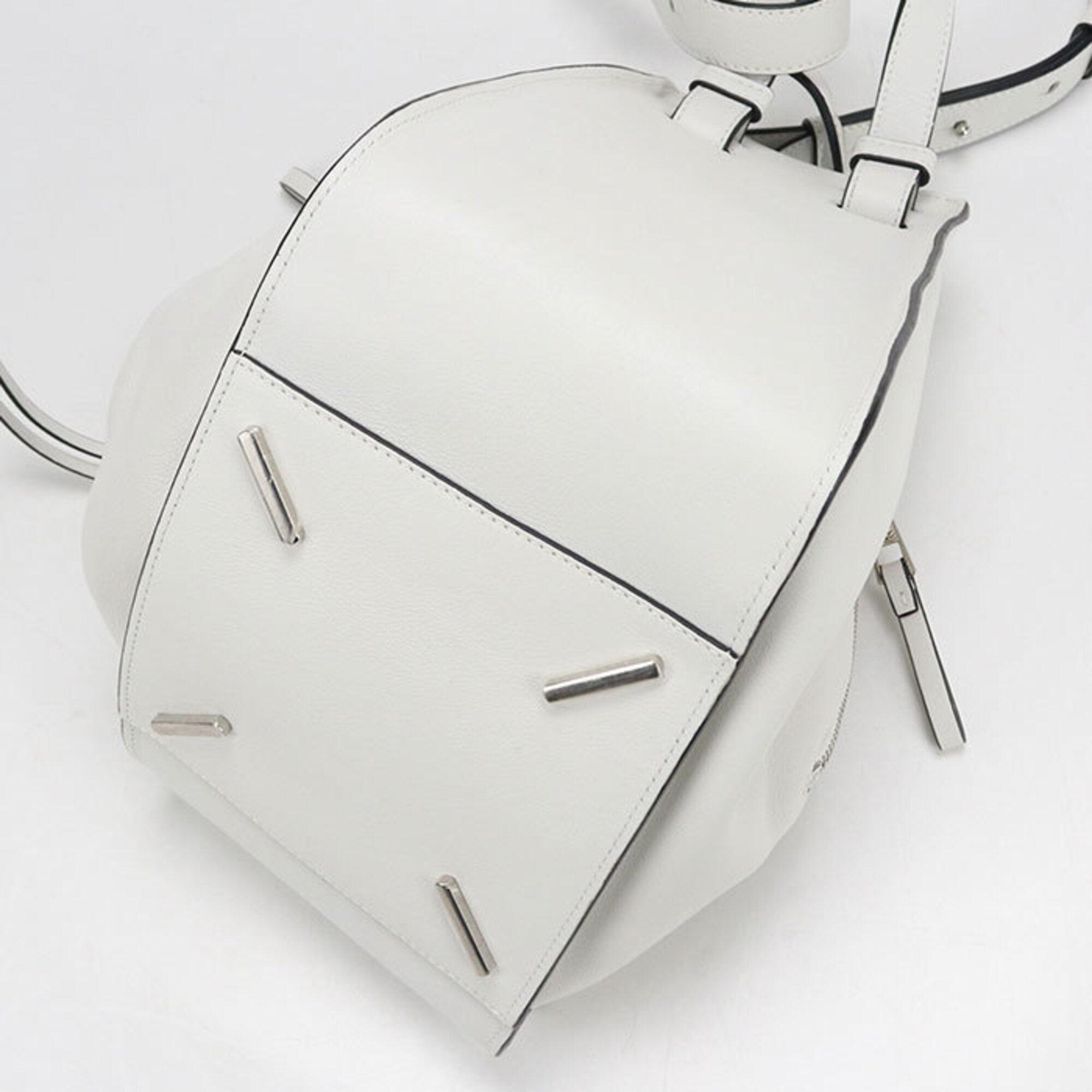 Loewe White Leather Handbag (Pre-Owned)