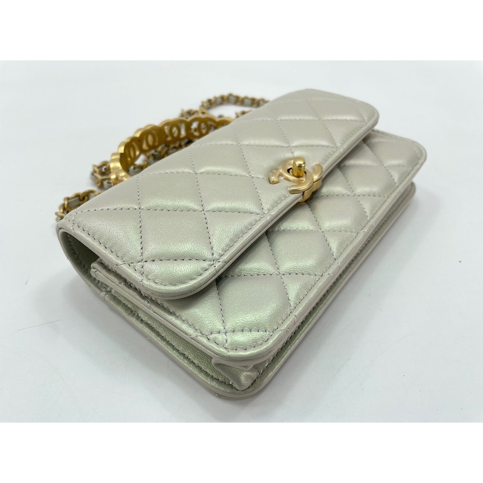 Chanel Matelasse White Handbag (Pre-Owned)
