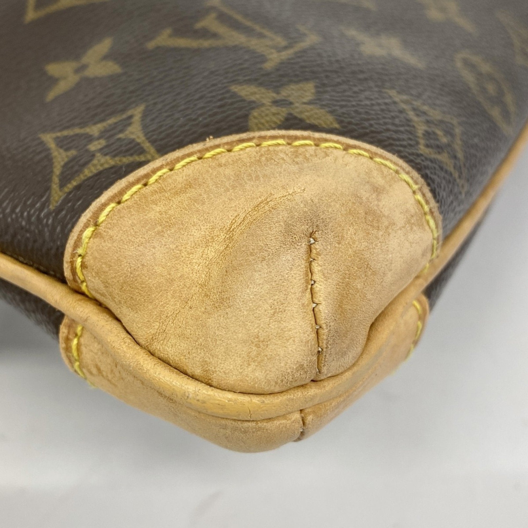 Louis Vuitton Brown Shoulder Bag (Pre-Owned)