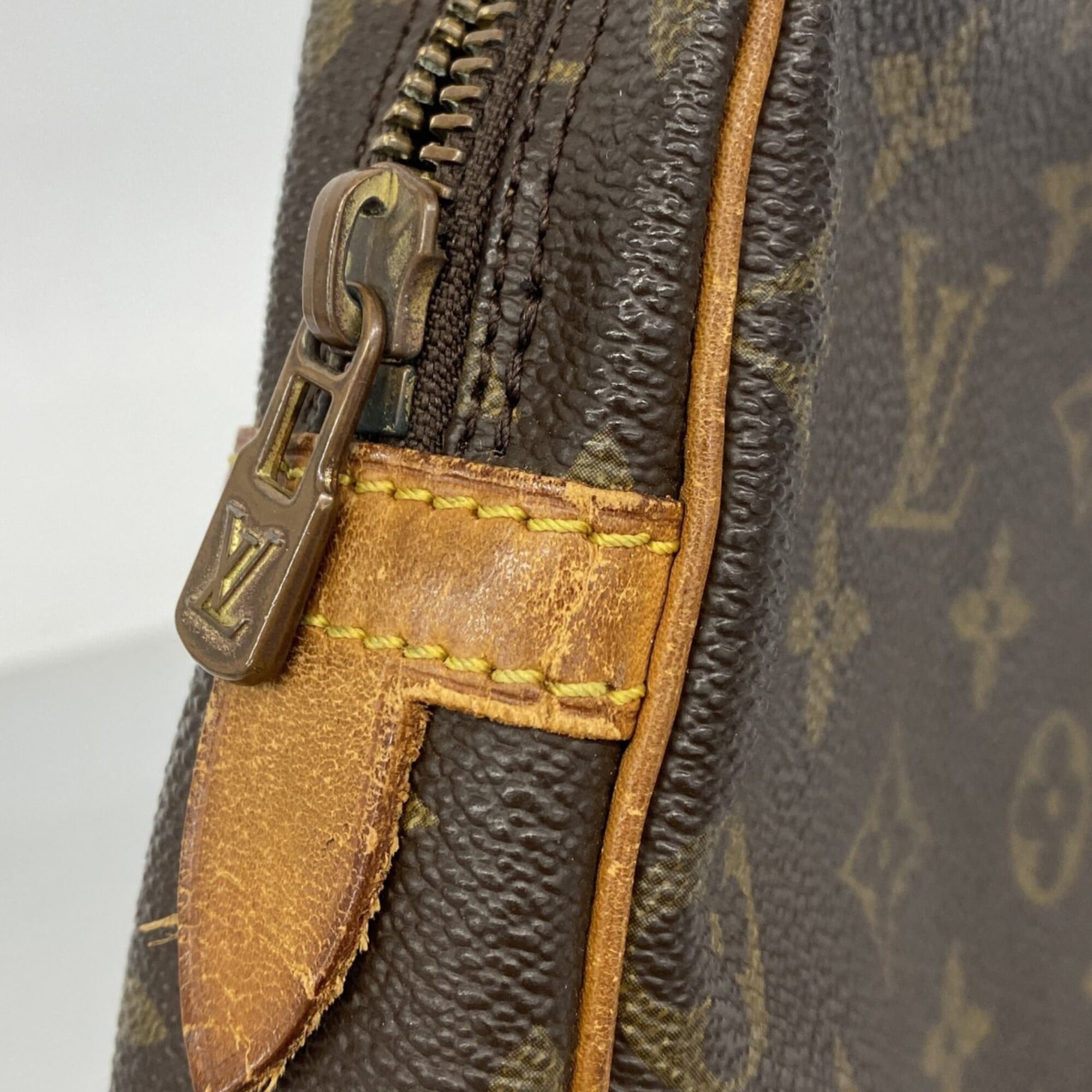 Louis Vuitton Brown Clutch Bag (Pre-Owned)