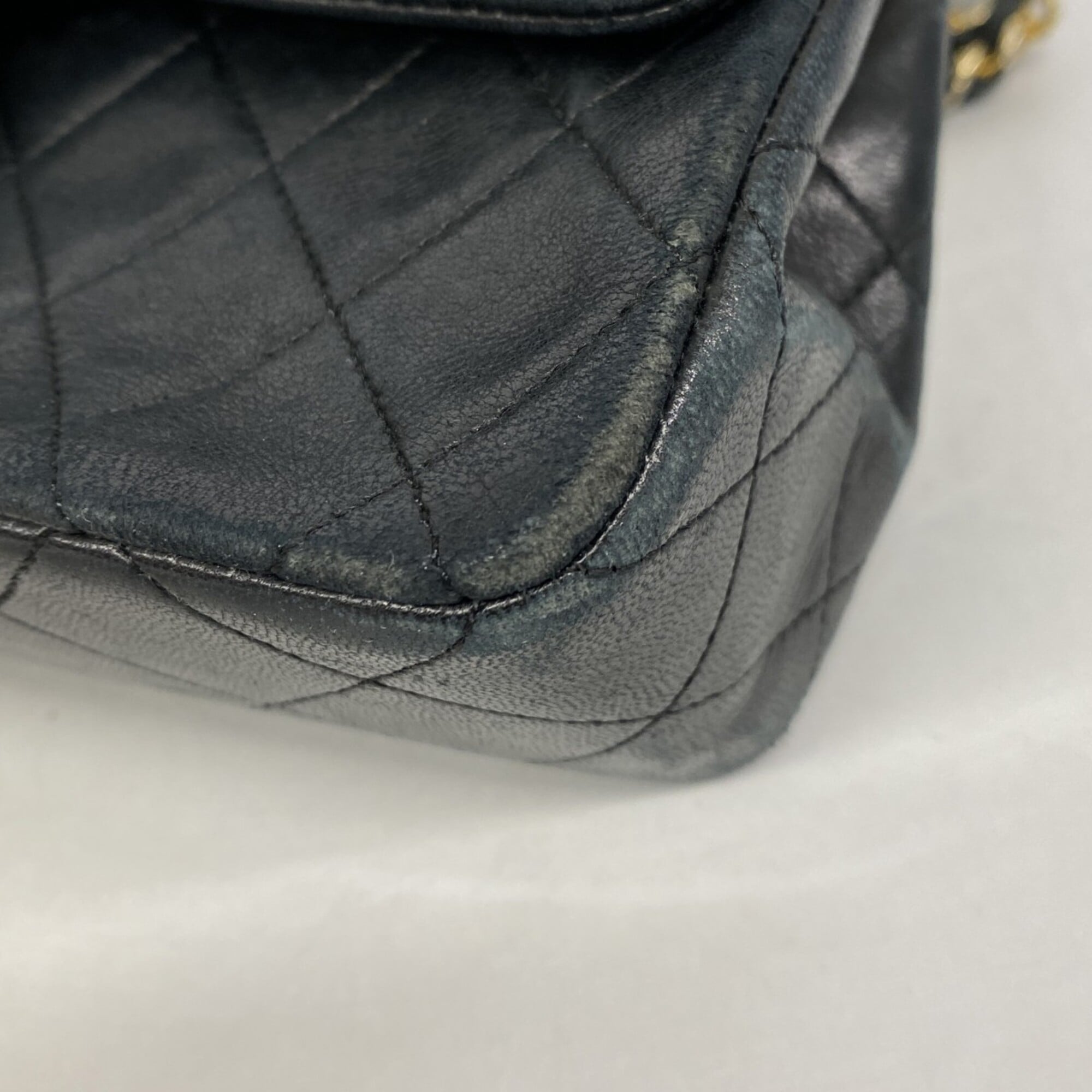 Chanel Black Leather Shoulder Bag (Pre-Owned)