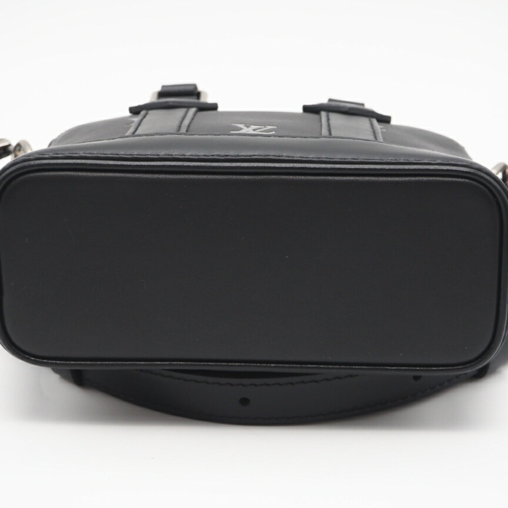 Louis Vuitton Black Leather Shoulder Bag (Pre-Owned)