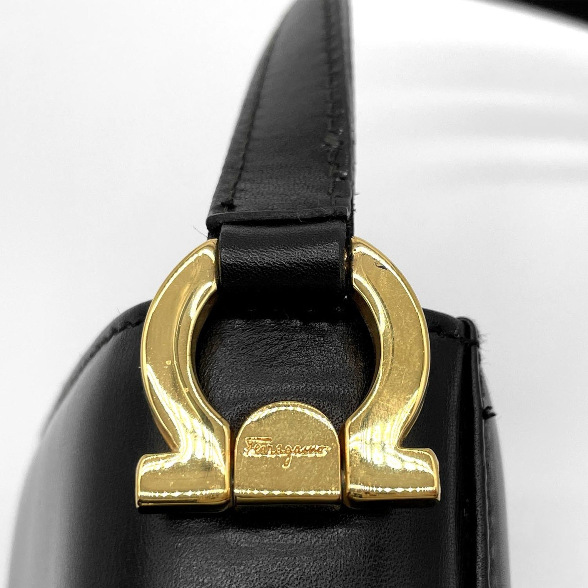 Salvatore Ferragamo Black Leather Shoulder Bag (Pre-Owned)