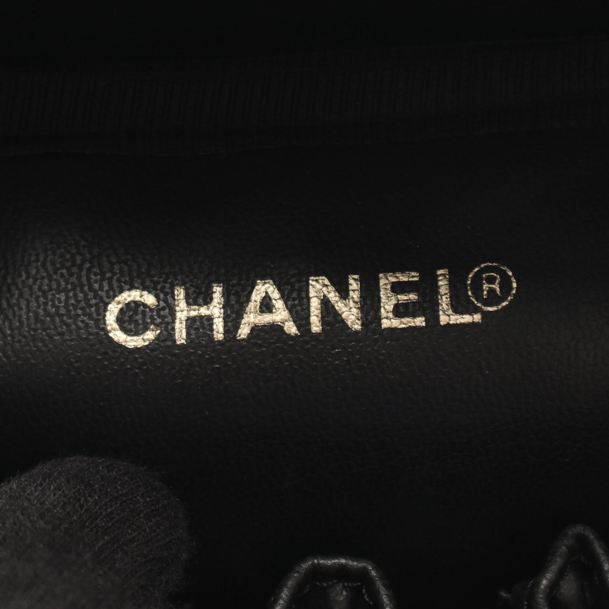 Chanel Black Grained Calfskin Handbag (Pre-Owned)