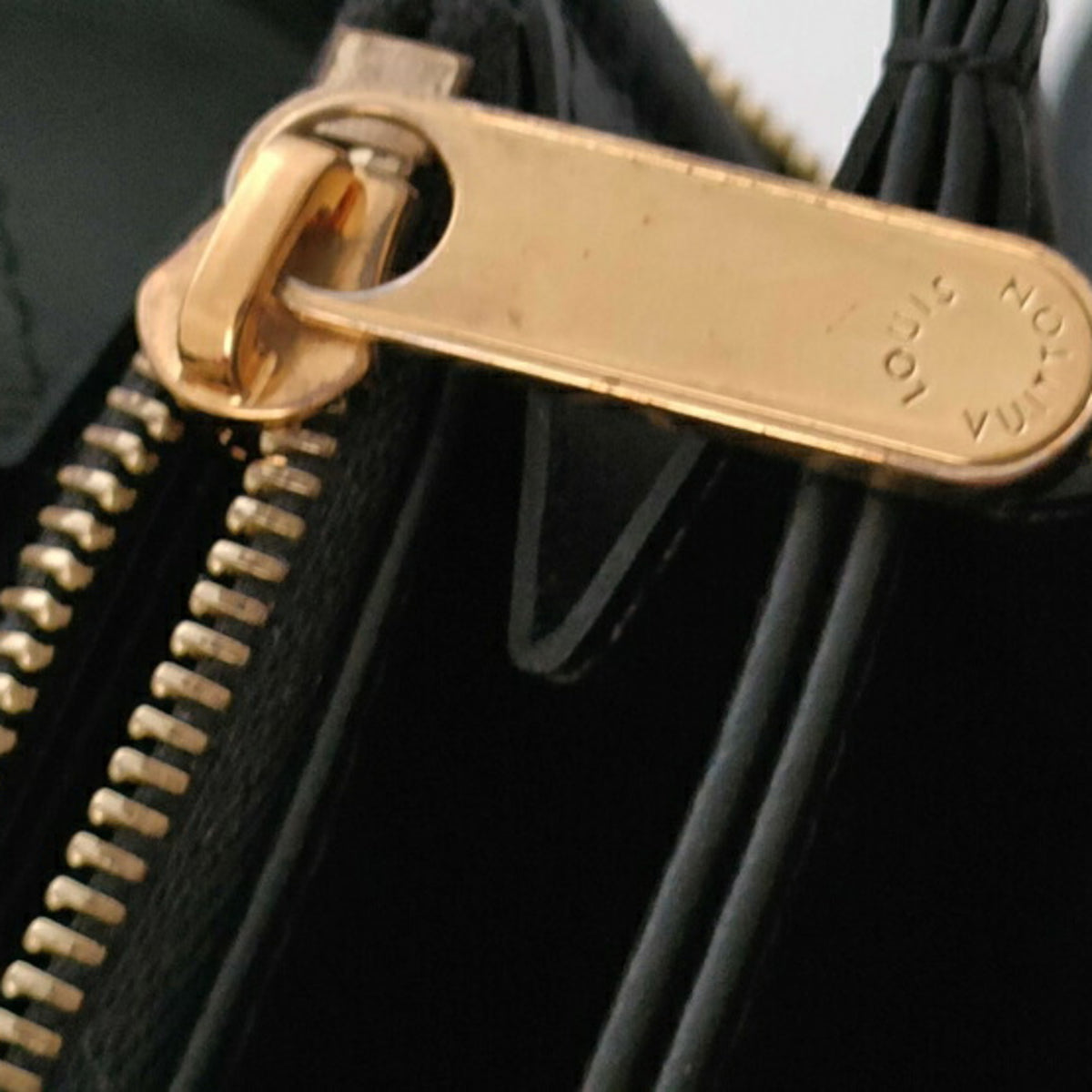 Louis Vuitton Black Leather Long Wallet (Bi-Fold) (Pre-Owned)