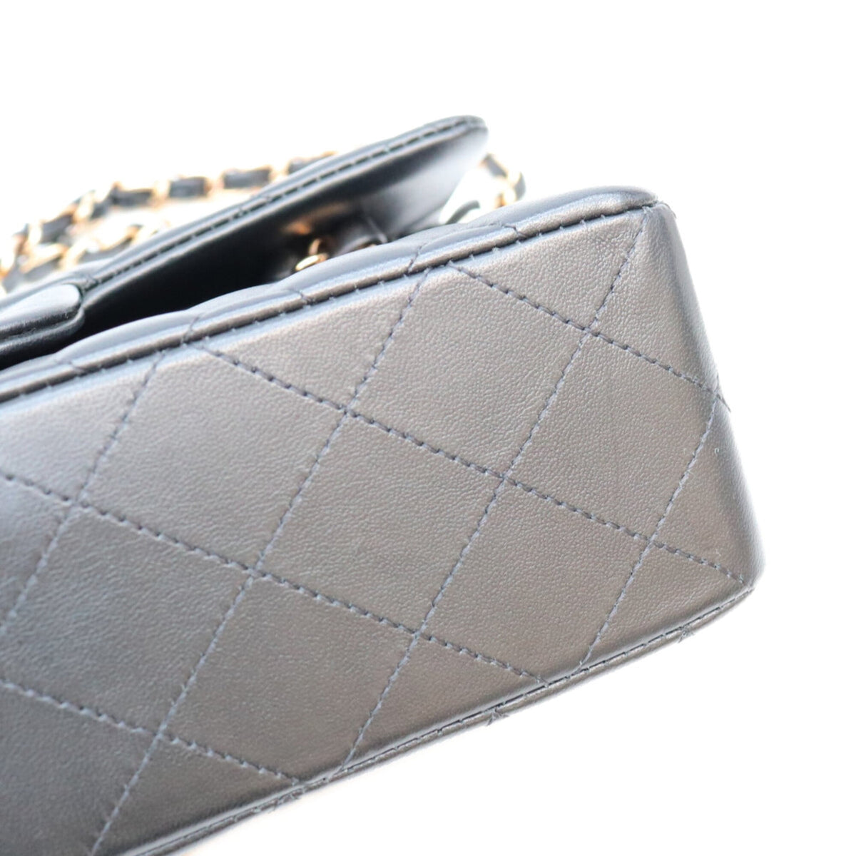 Chanel Black Leather Shoulder Bag (Pre-Owned)