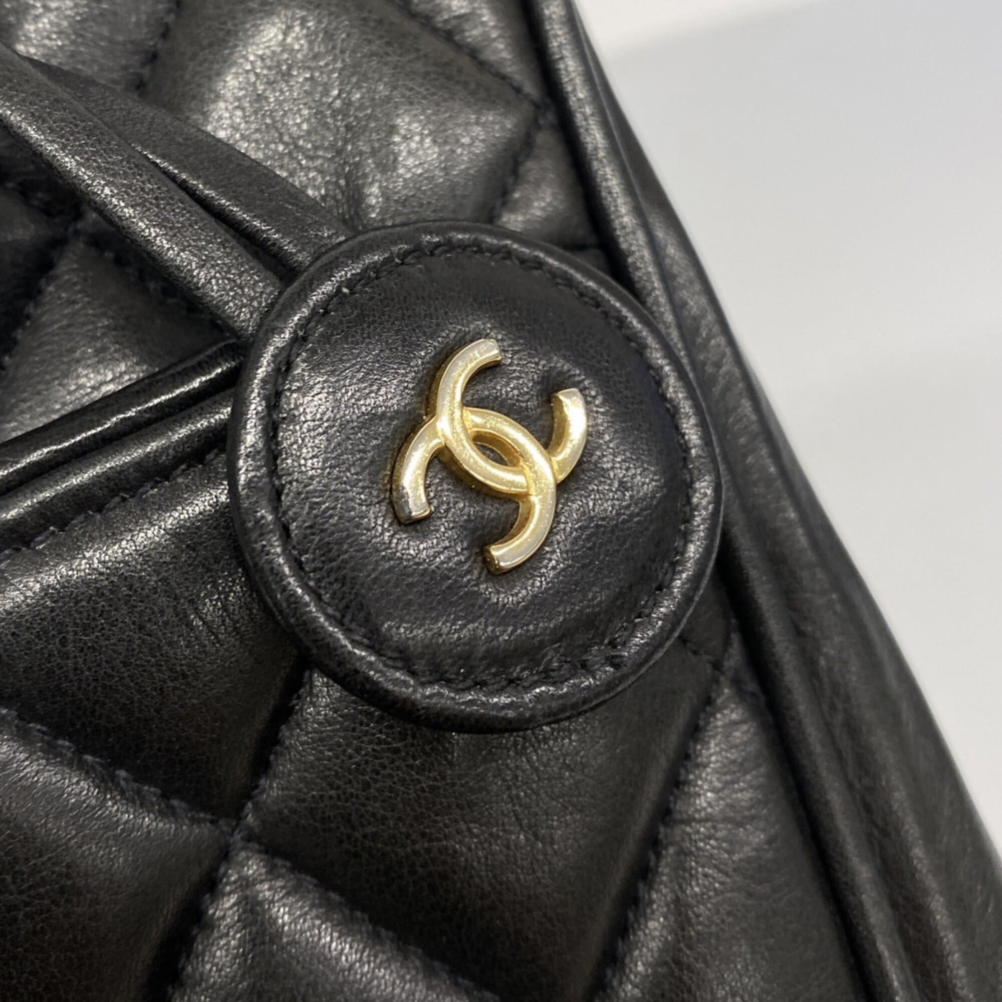 Chanel Black Leather Shoulder Bag (Pre-Owned)