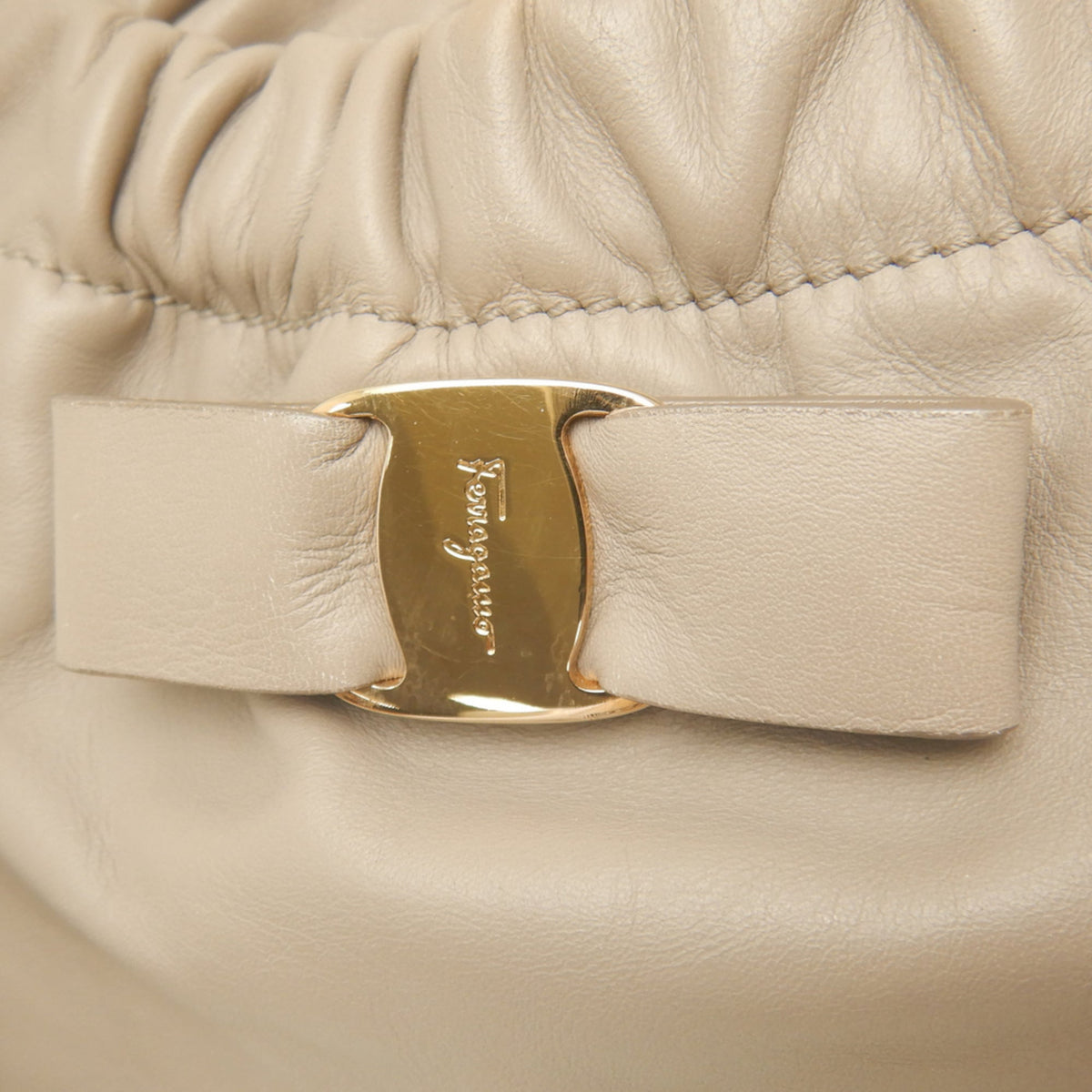 Salvatore Ferragamo Vara Light Beige Leather Handbag (Pre-Owned)