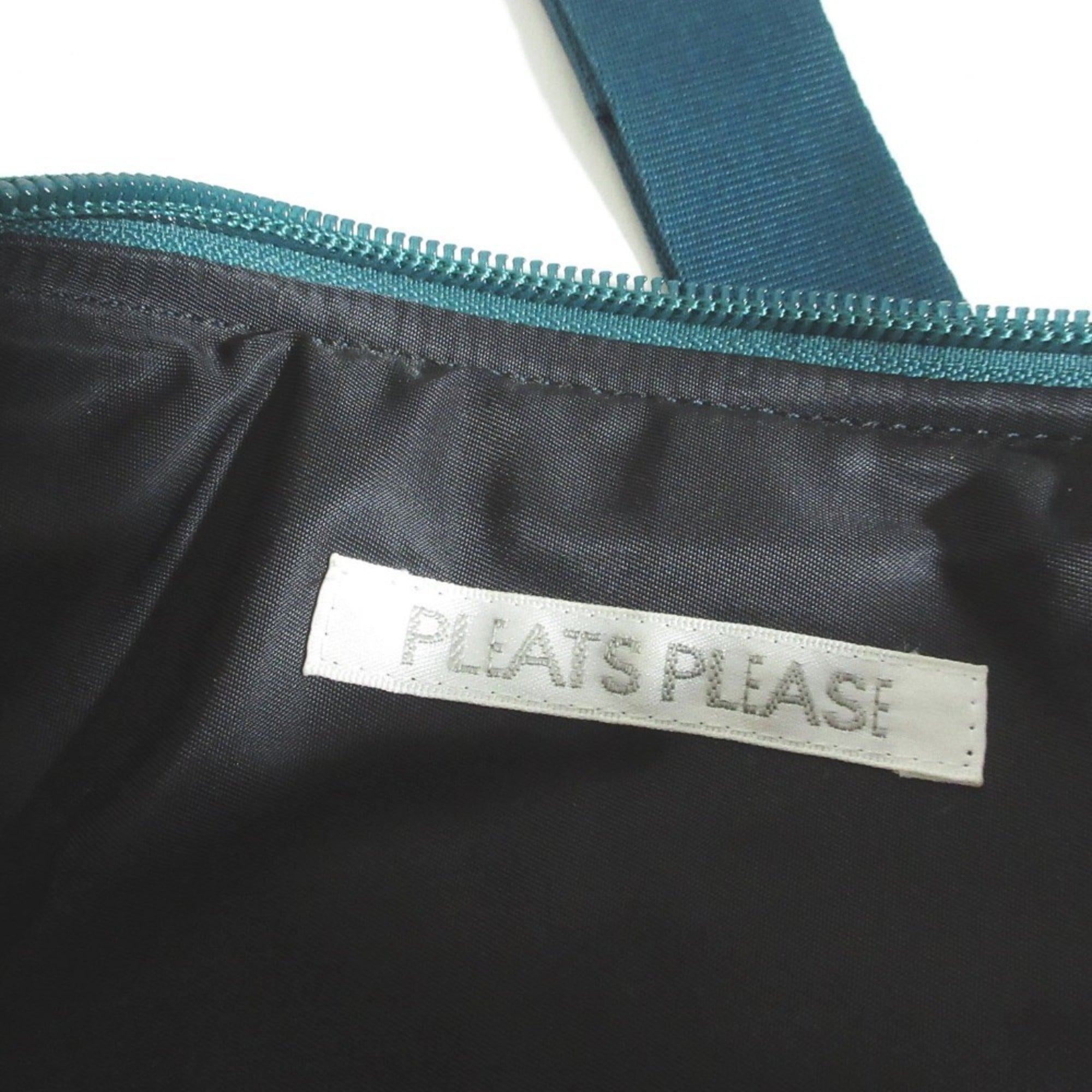 Issey Miyake Green Shoulder Bag (Pre-Owned)