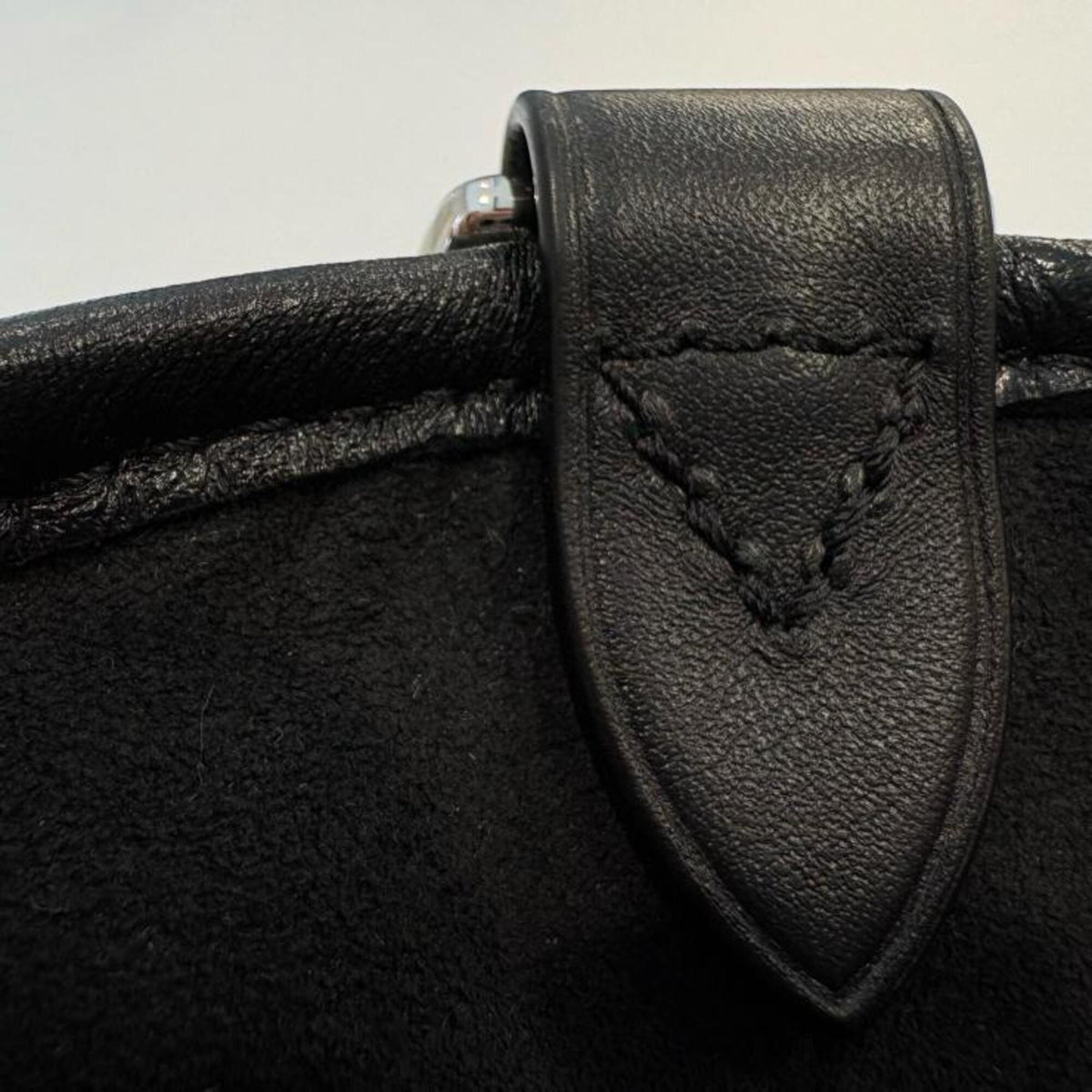Louis Vuitton Noir Leather Shoulder Bag (Pre-Owned)