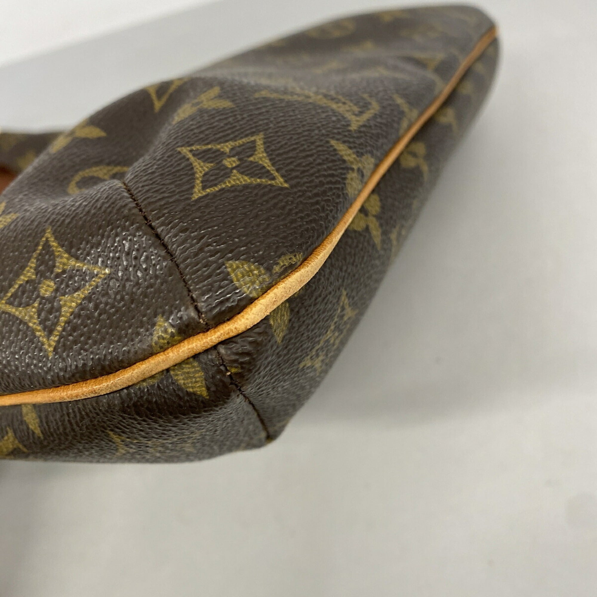 Louis Vuitton Brown Shoulder Bag (Pre-Owned)