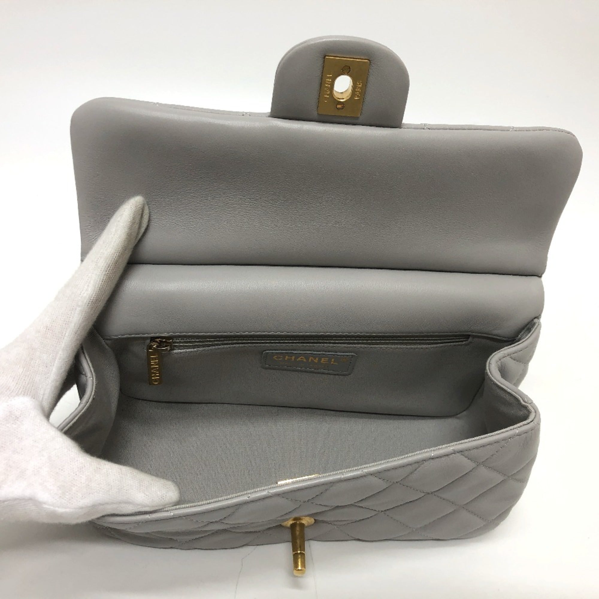 Chanel Gray Leather Shoulder Bag (Pre-Owned)