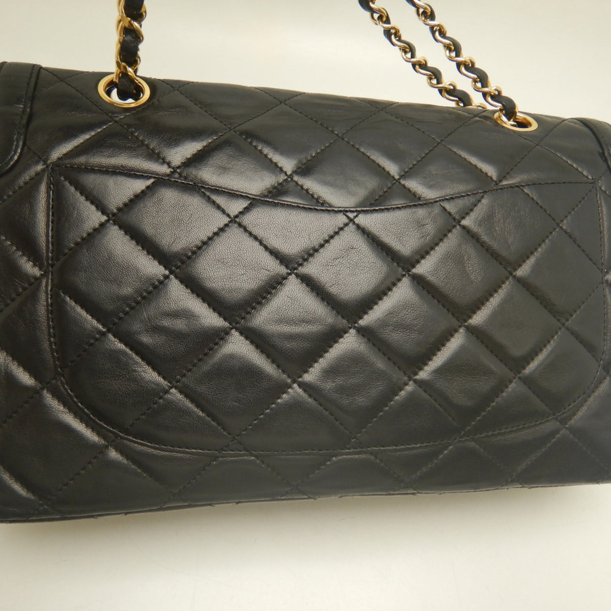 Chanel Black Leather Shoulder Bag (Pre-Owned)