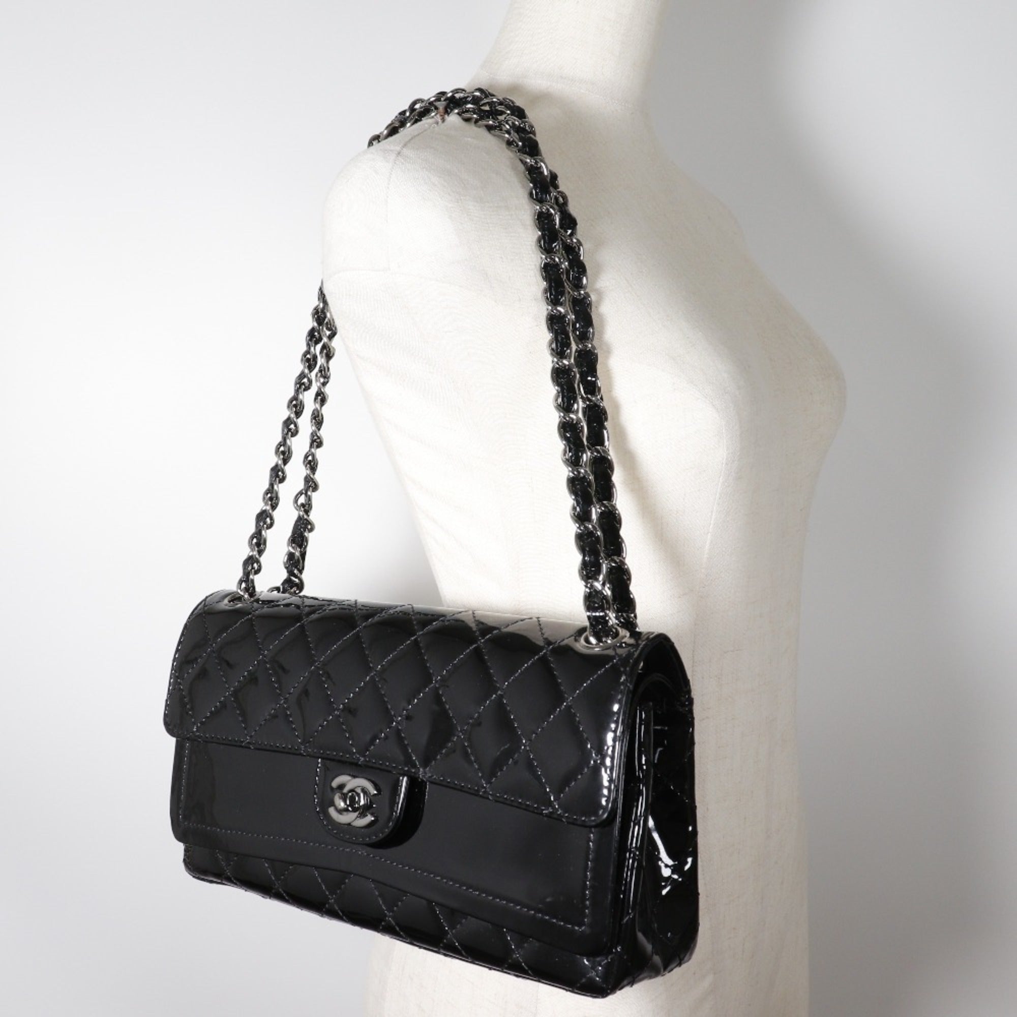 Chanel Black Patent Leather Shoulder Bag (Pre-Owned)